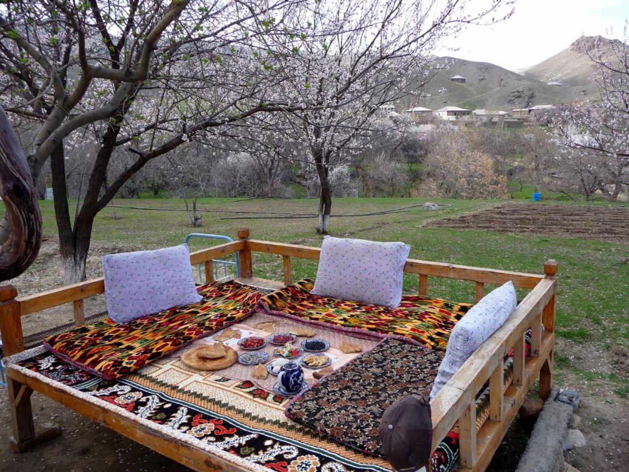 Hayat Guesthouse Nuratau Mountain Yukary-Ukhum Extérieur photo